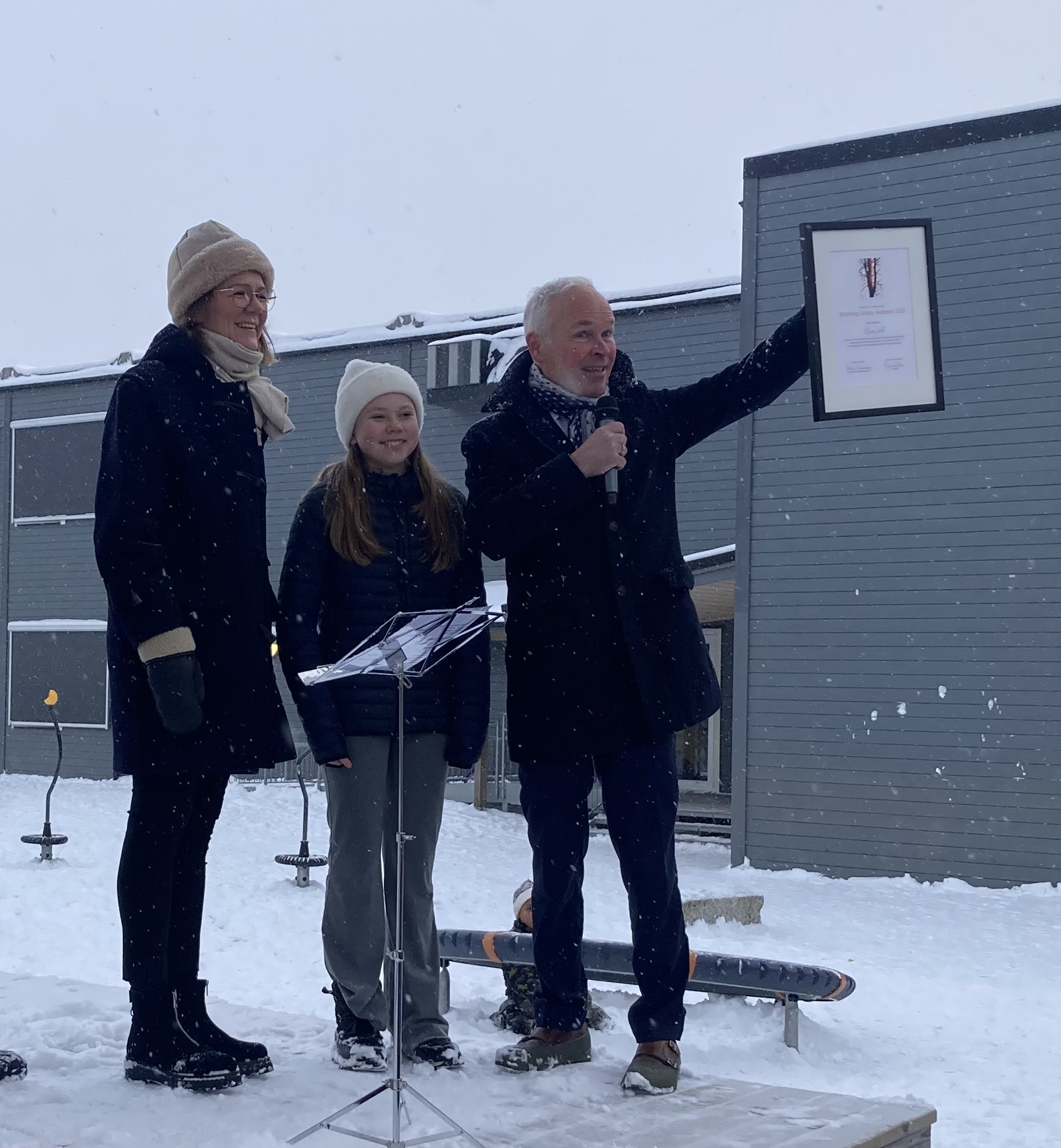 Rasta skole: Statsforalter Jan Tore Sanner overrekker diplomet til rektor Dorthe Bolærn Rundtom og Ella Vold Eide fra elevrådet.