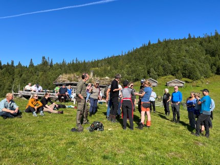 Stor interesse for beitemarkssopp. Solfrid Langmo fra Biofokus engasjerer.