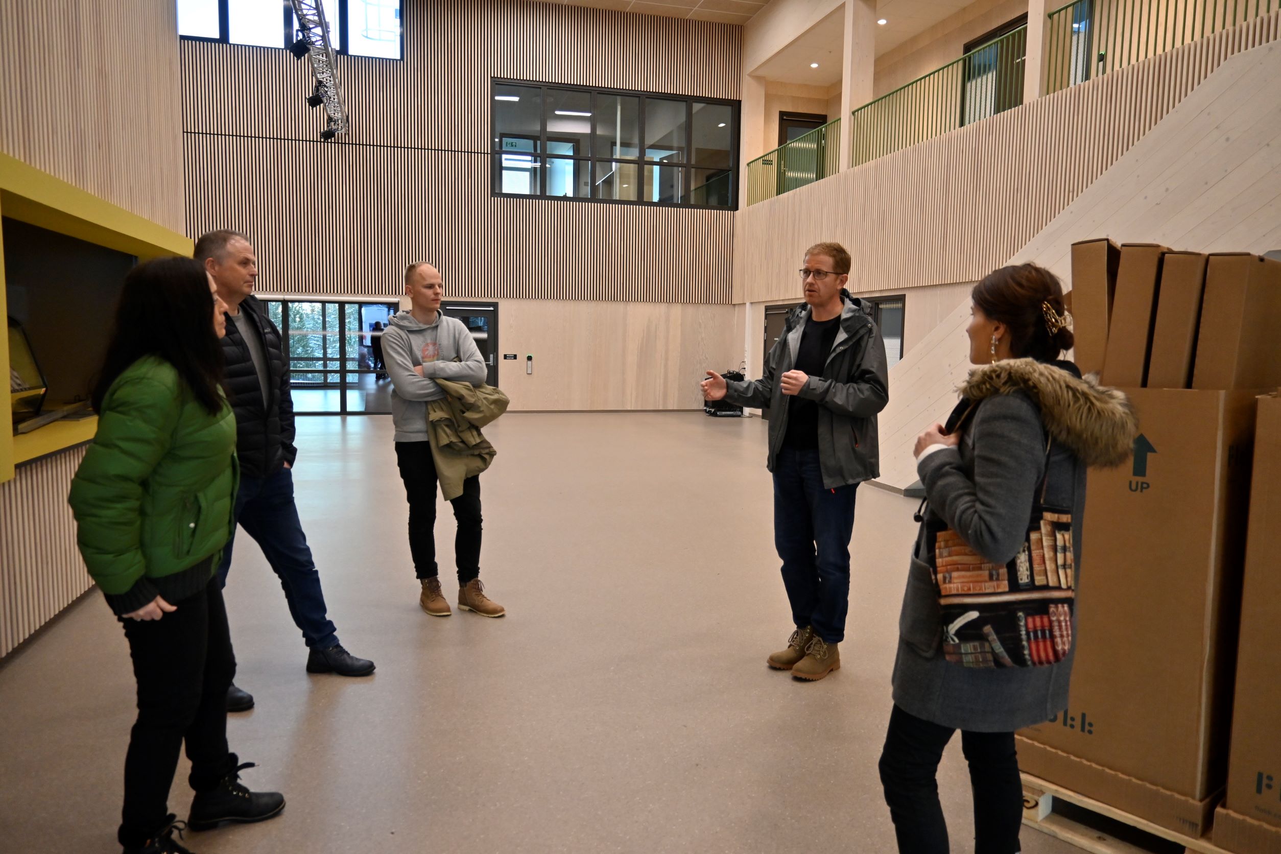 På bildet er: Statsforvaltar Else-May Norderhus, Øyvind Heggeset (prosjektleiar frå Betonmast Røsand AS), Karl Henrik Nerland (anleggsleiar Betonmast), Martin Ove Karlsen (Leiar for plan, utvikling og tekniske teneste i Averøy kommune og klimakoordinator Anne Melbø.