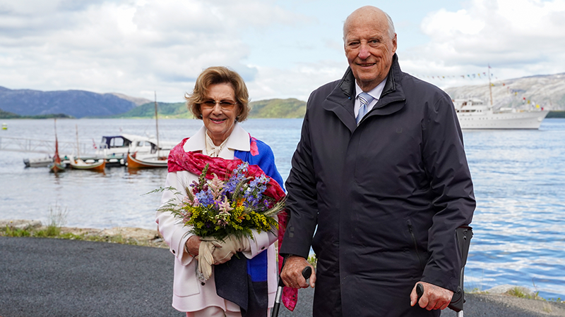 Dronning Sonja og Kong Harald på fylkestur.