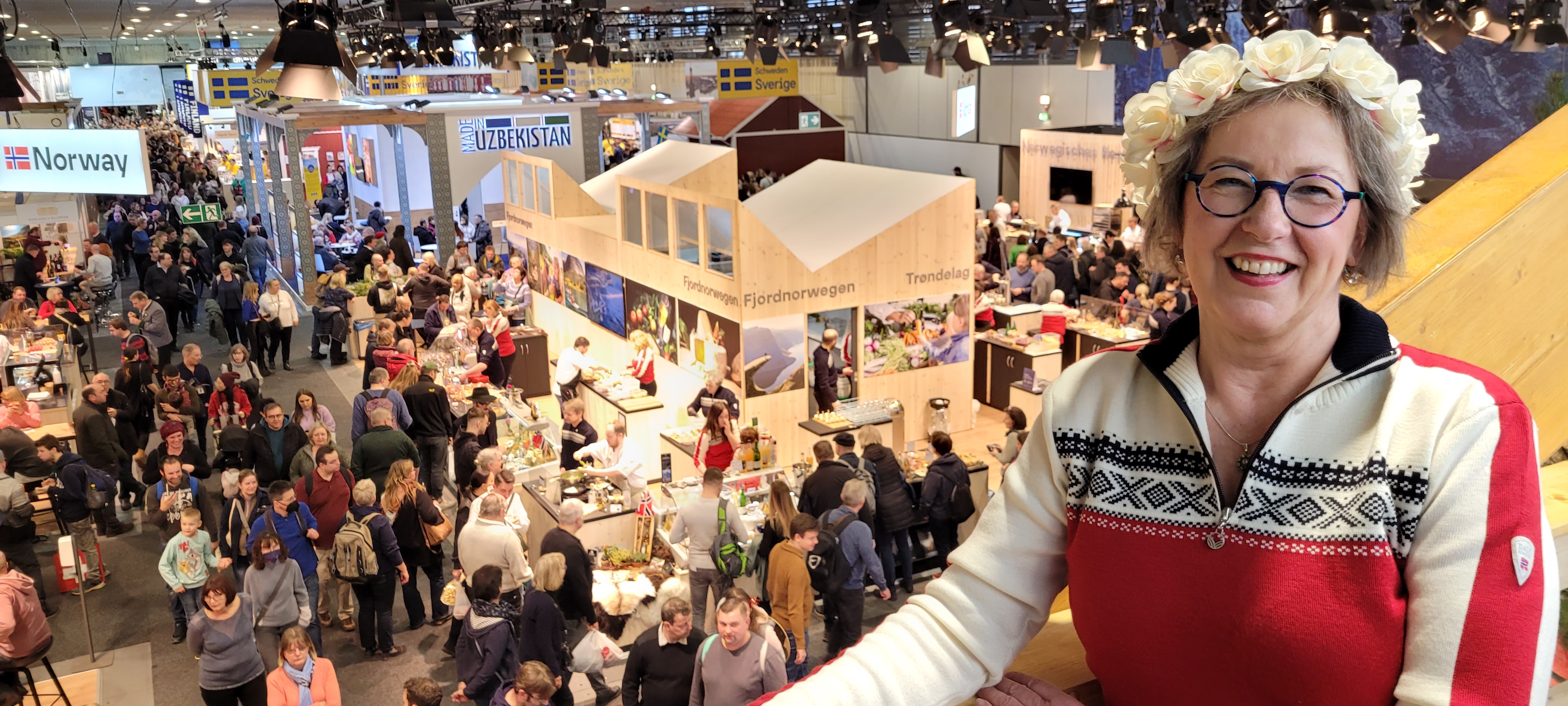 Bilete av Janet Roelofs, fra organisasjonen Stolt mat, som her har god oversikt over Fjord-Norge sin flotte stand på Grüne Woche i Berlin. 