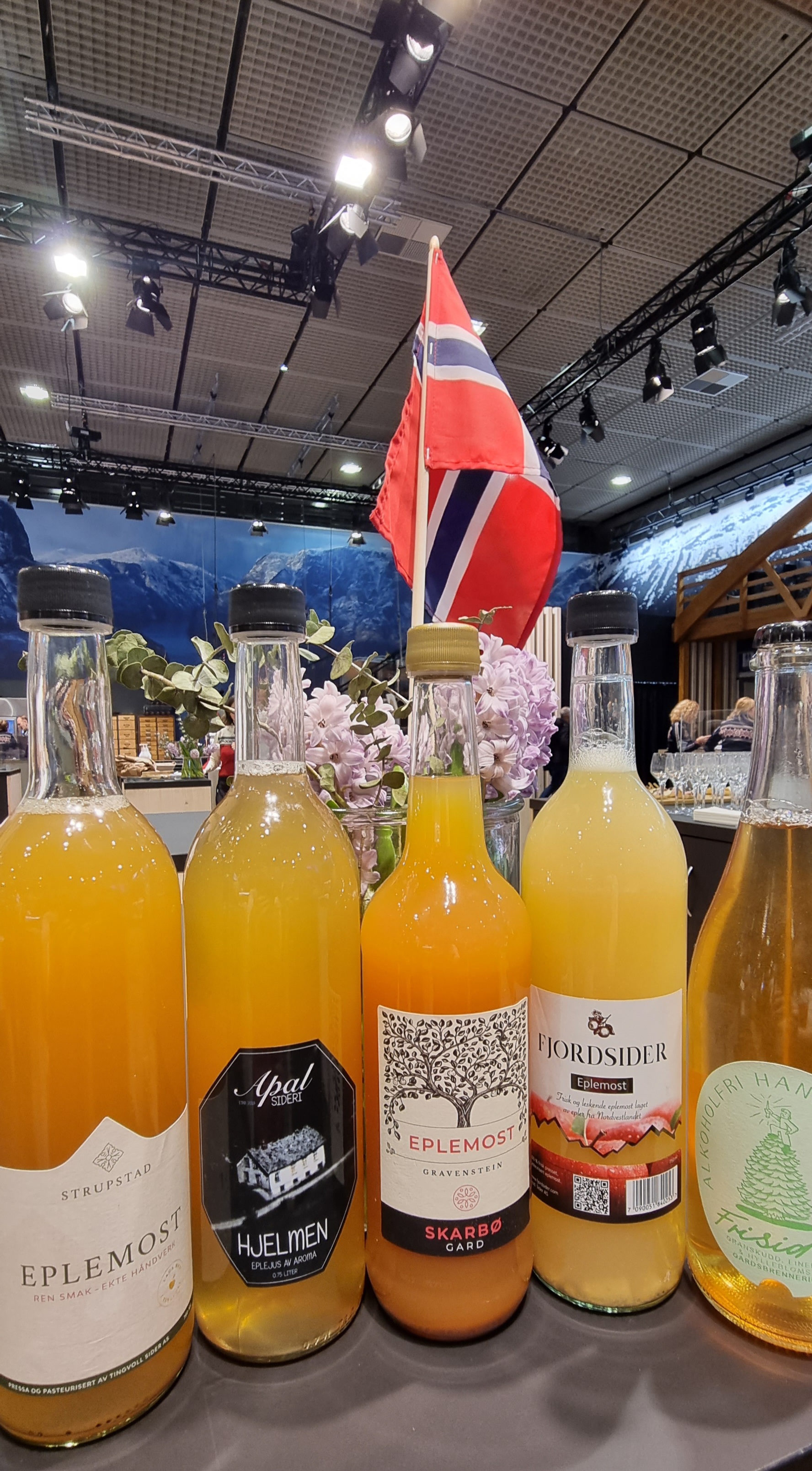 Bilete av ulike typar eplemost i Berlin. Møre og Romsdal er godt representert! 