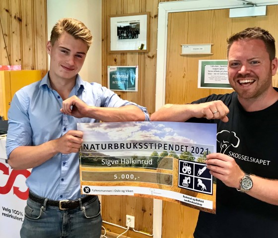 Sigve Halkinrud fra Kongsberg vgs er en av syv naturbruk-elever som vant stipend. Karl Henrik Skinstad Berke (t.h.) fra Skogselskapet i Buskerud