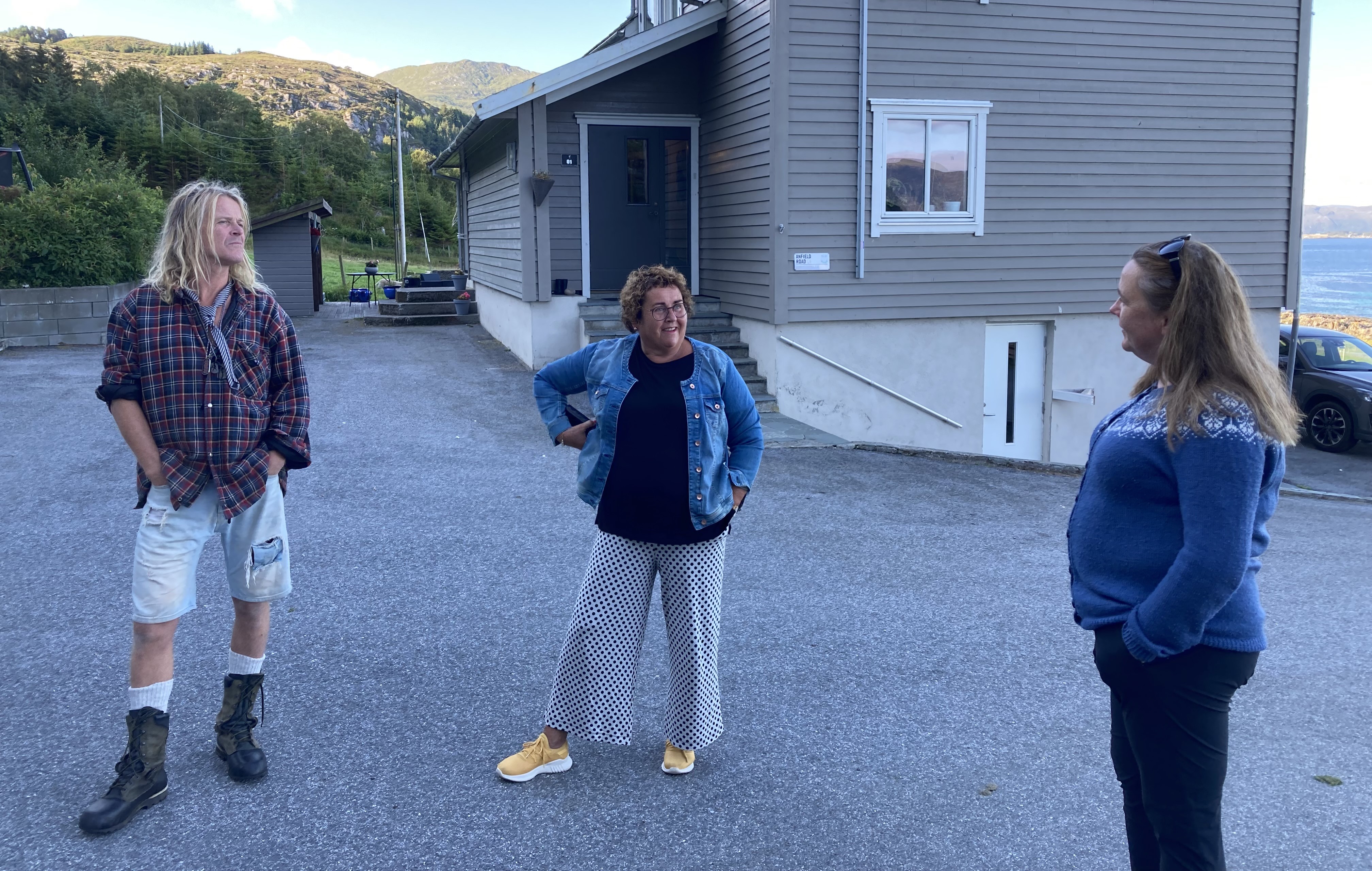 Trond Hide og Bente Krumsvik Hide fortel Olaug Bollestad om Inn på tunet-tilbodet på Bøen gard. 