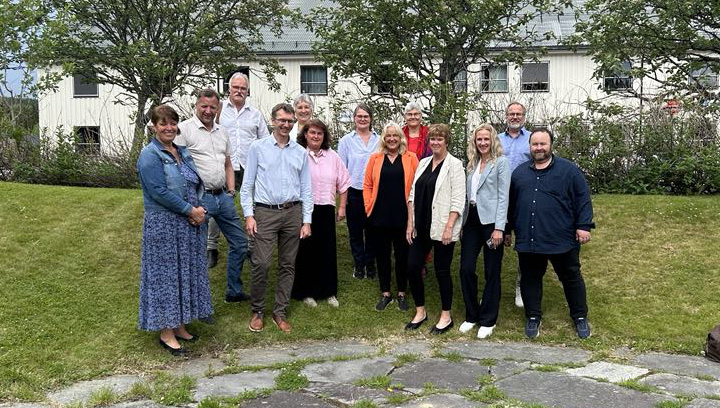 Deltakere på dialogmøte med Grane kommune. Oppstilt utendørs