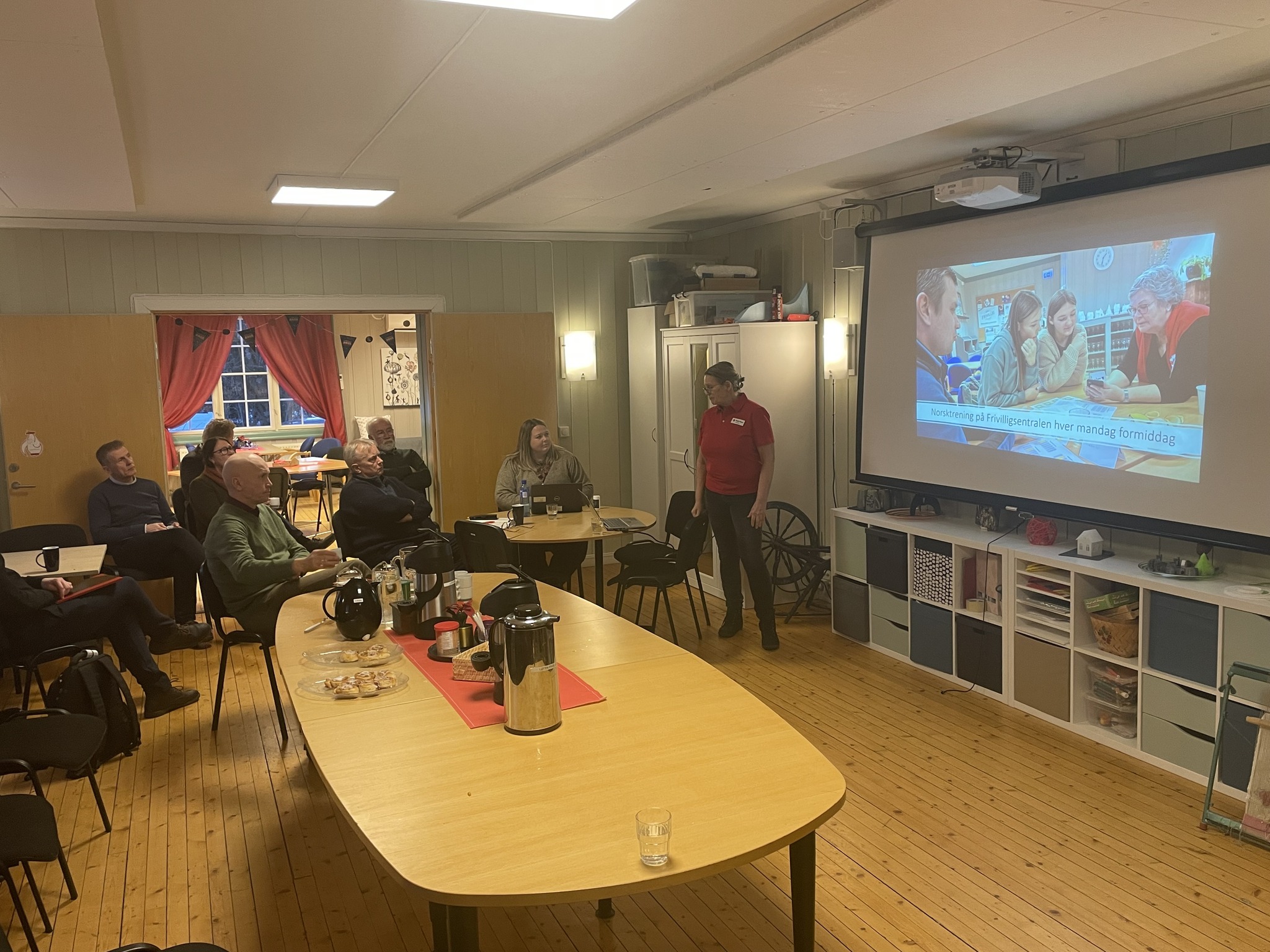 Kvinne som snakker til en gruppe mennesker