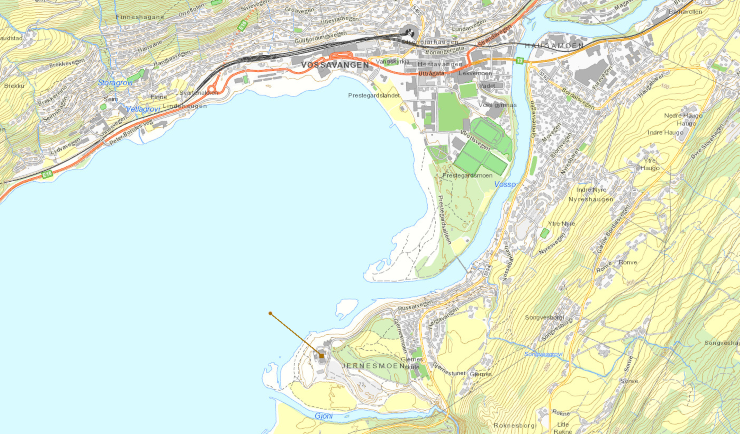Kart som syner plasseringa av Voss reinseanlegg (brun firkant), utsleppsleidning og utsleppspunkt for reinseanlegget. Henta frå Fylkesatlas 9. november 2021.