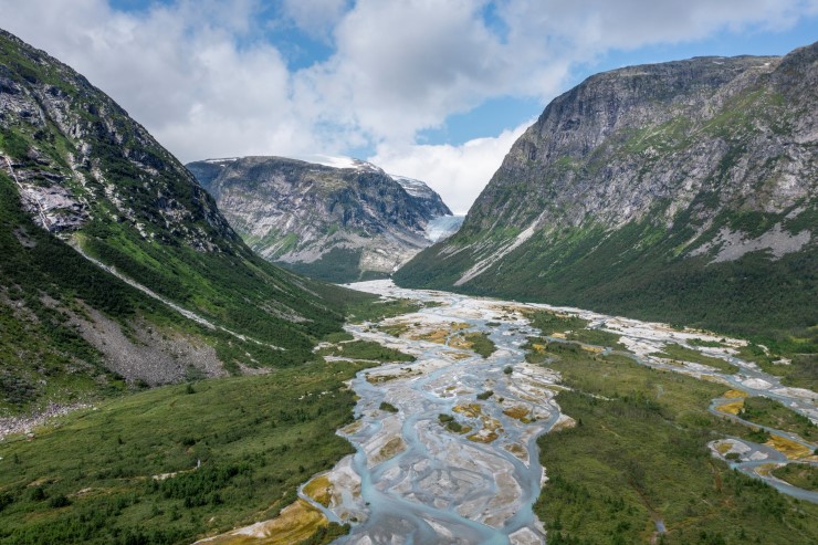 Fåberstølsgrandane øvst i Jostedalen er fastlands-Europas største gjenlevande, aktive sandur. Ein sandur er ei aktiv breelvslette av sand og grus som blir forma av vatnet som smeltar frå isbreen. Stegholtbreen er synleg i bakgrunnen. 