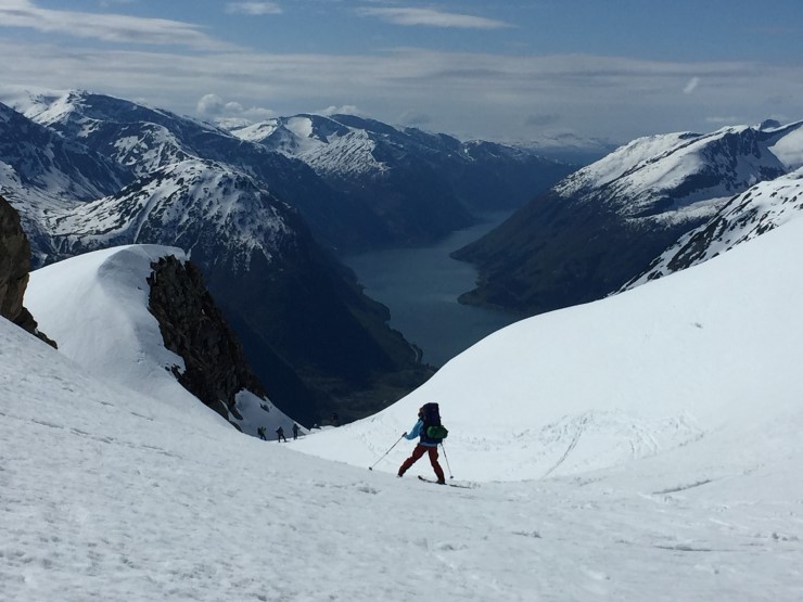 Det er bratt, men fint ned mot Fjærlandsfjorden etter kryssing av breen på langs! Frå det kvite breplatået kjem ein raskt ned i frodige og grøne lier. 