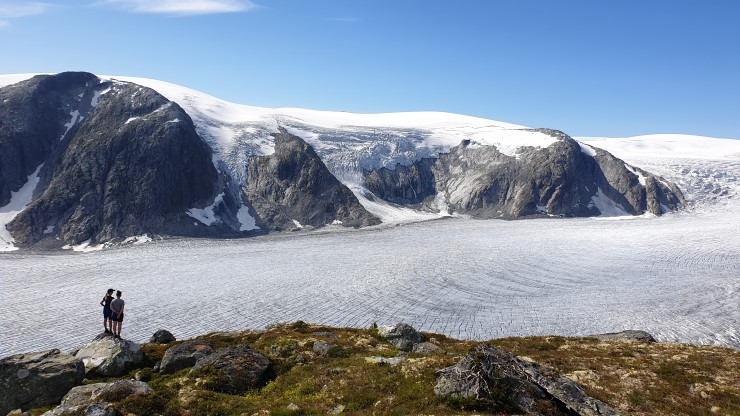 Jostedalsbreen byr på naturopplevingar du aldri vil gløyme. Å sjå den blå isen og få vite korleis landskapet blir forma av is, stein og vatn gjev deg kjensle av å være liten i det store biletet. 