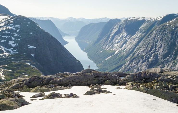 Marveilleux! marveilleux! du må sjå, du må sjå! (...) Her er naturarv og eit skattkammer av natur på kvar ein sti, Jostedalsbreen nasjonalpark – du har vår kjærleik til evig tid. Tekstutdrag frå Tom Dybwad si hyllest til 30-åringen.