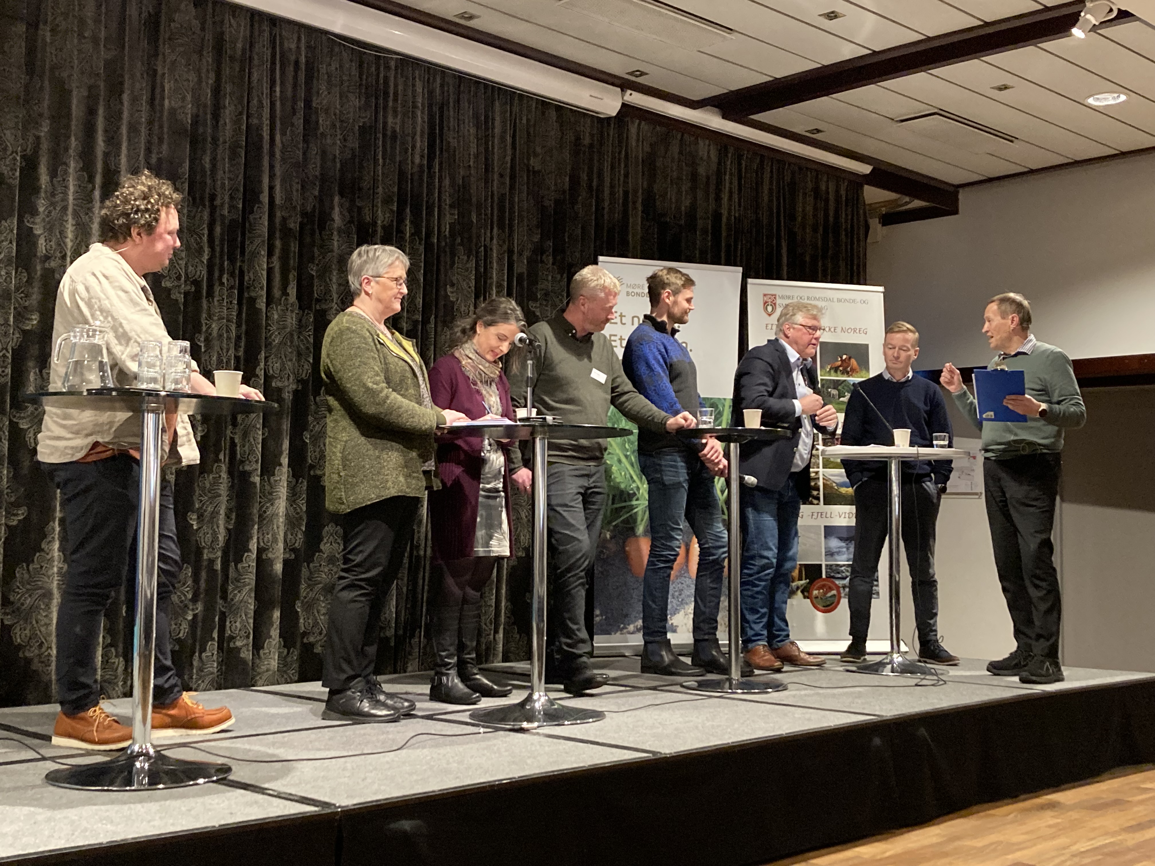 Bilde frå den politiske debatten, der faglaga og ulike politiske part var representert. 
