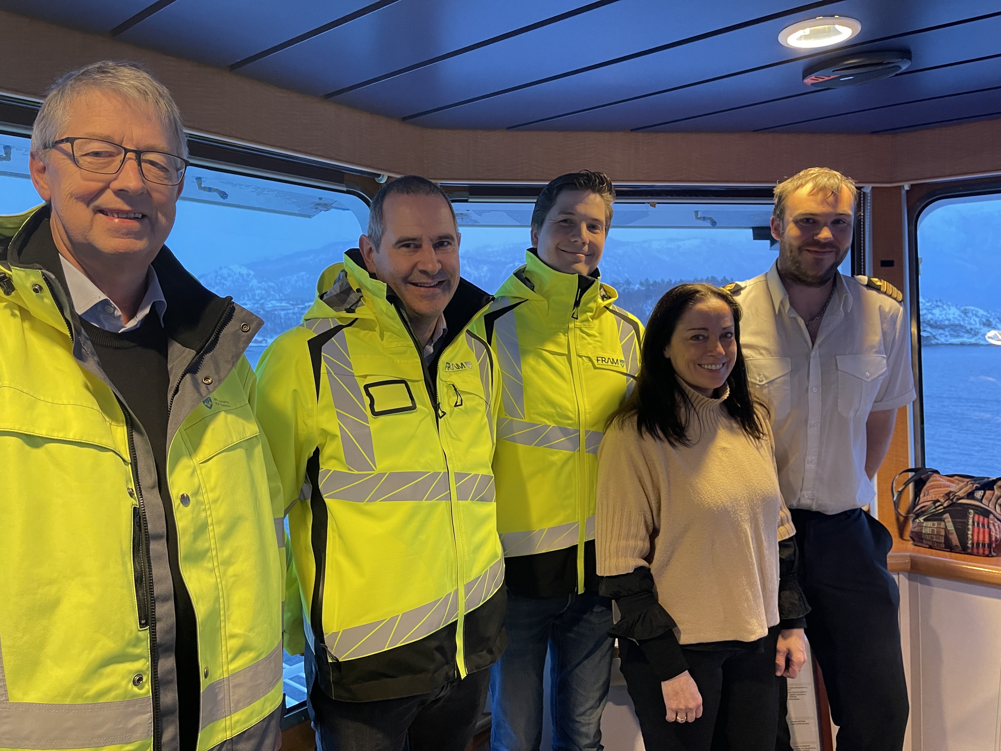 På bildet er Arild Fuglseth, samferdselsdirektør, Stig Helle-Tautra, avdelingssjef FRAM, Jesper Wiig, seksjonsleder drift, Else-May Norderhus, statsforvalter og kaptein Marius Iversen.