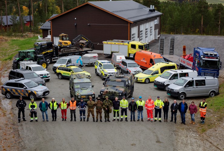 Foto av en gruppe mennesker fra forsvaret og nødetater 