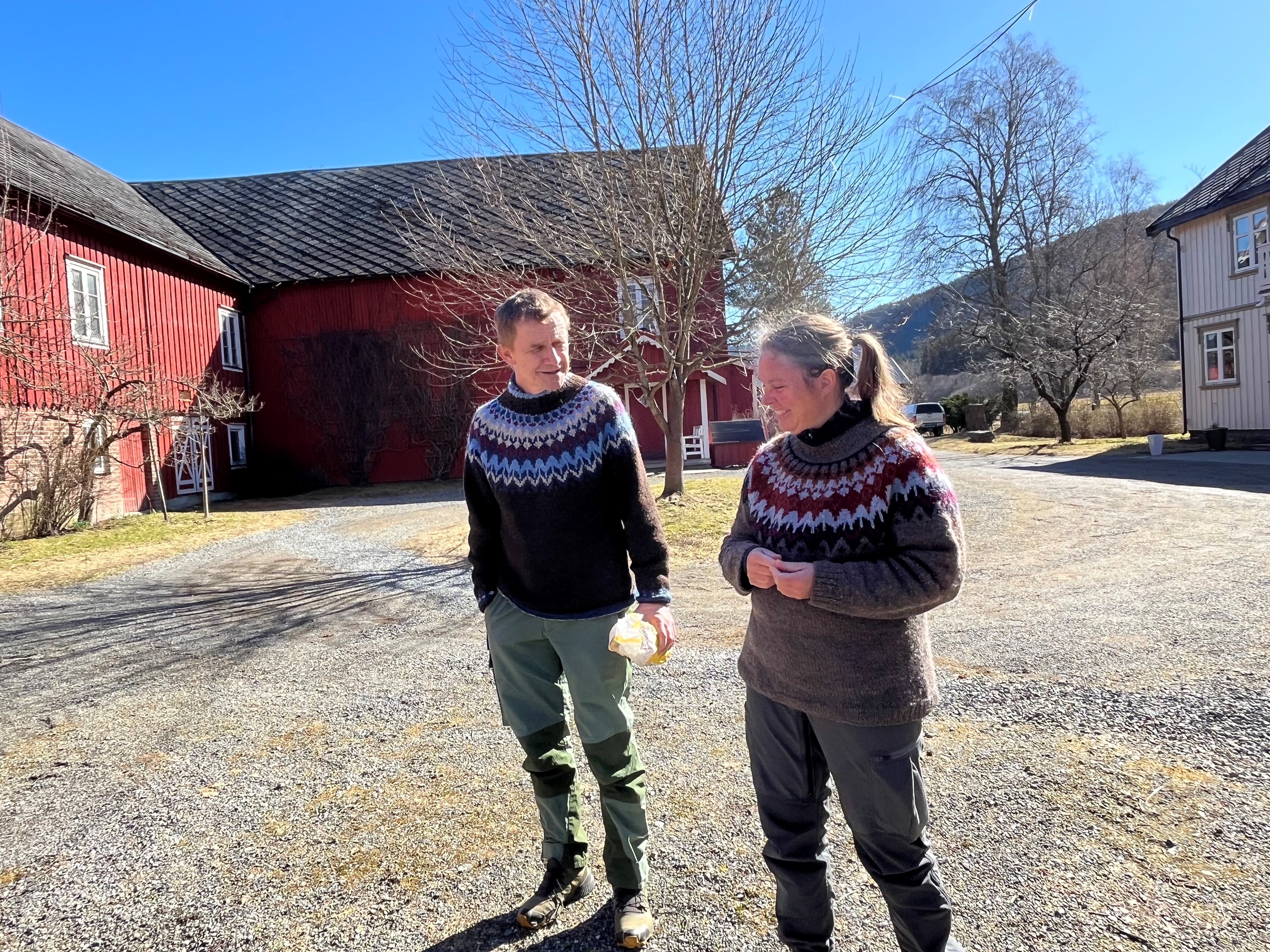 Arne Stene og Marit Lianes fortalte om driften på Øfsti Søndre. 