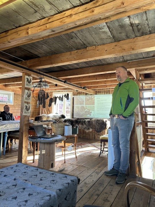 Odd Magne Storflor fra Kilnes gård orienterte om melkeautomaten på gården. Her er vi stabburet på Øfsti Søndre