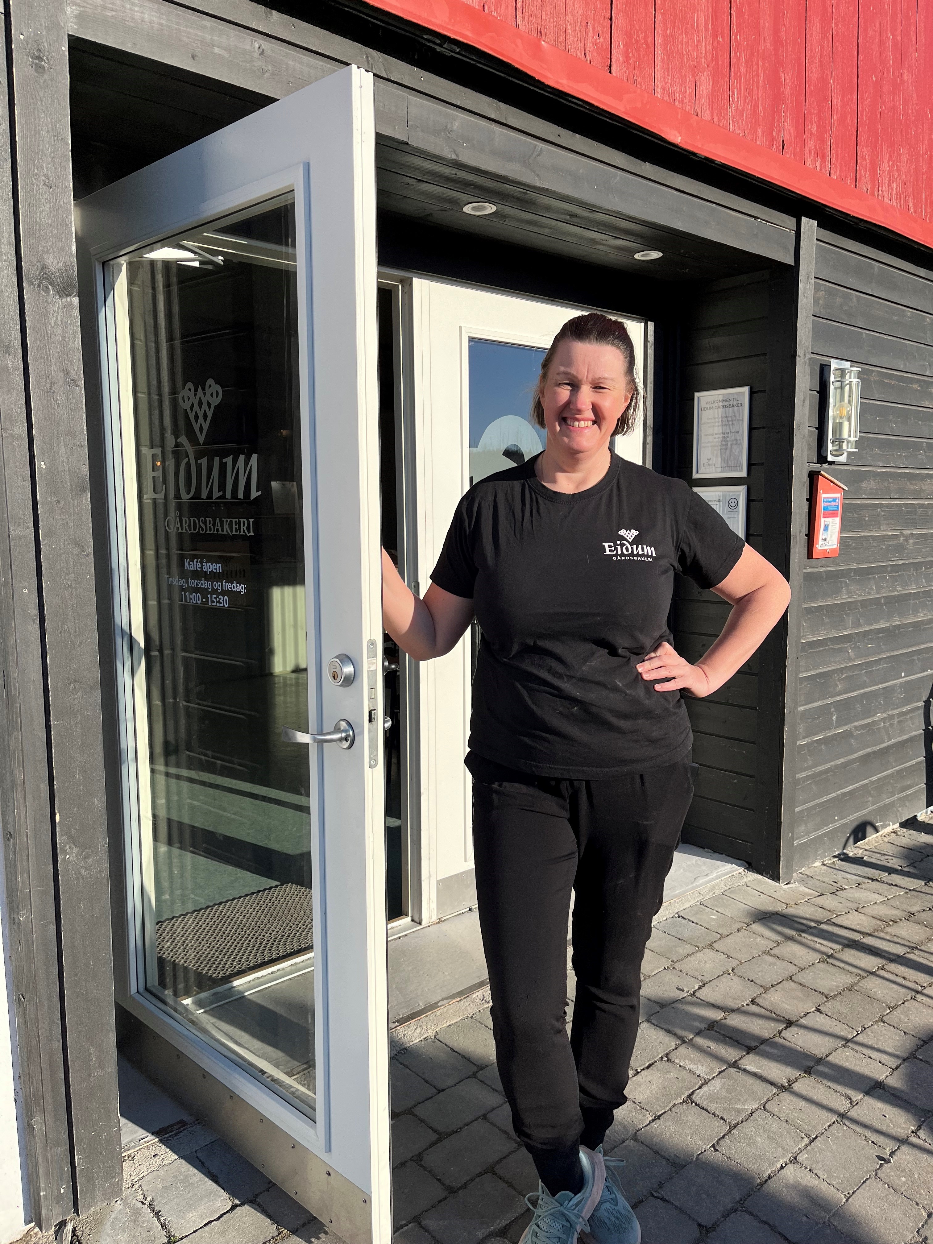 Solvår Lillemo Reinsberg ønsket velkommen til Eidum gårdsbakeri.