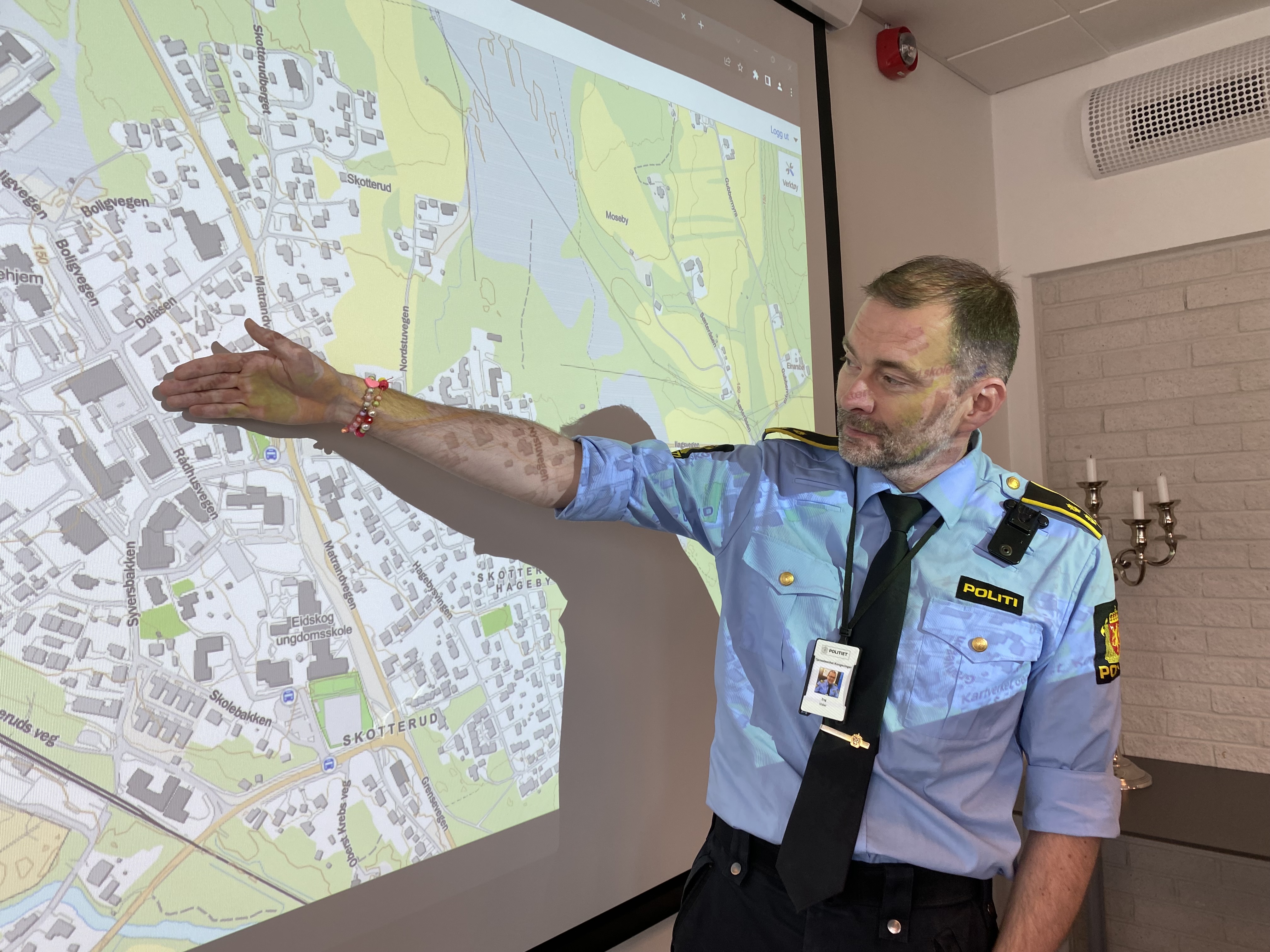 Politikontakt Vidar Eng peker på kart over Skotterud