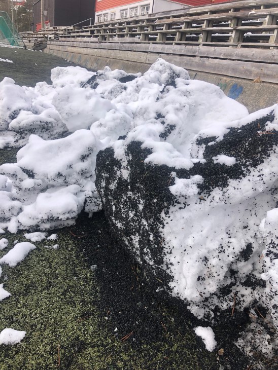 Gummigranulat frå kunstgrasbane.