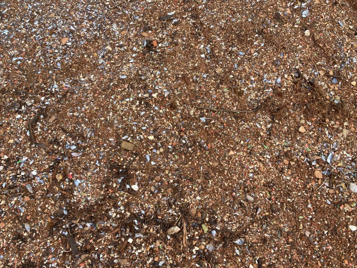 Brukt blåsesand og avverka materiale samt overflødig materiale frå påføringar skal samlast opp. Oppsamla materiale skal leverast godkjent avfallsmottak. 