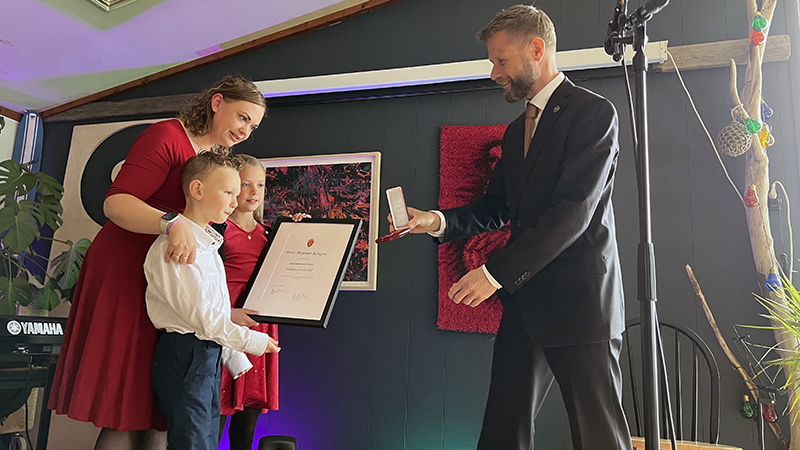 Susanne Opheim og barna Thiril-Marie og John-Kristoffer tok imot medaljen som er tildelt avdøde Jacob Opheim. T.h. statsforvalter Bent Høie. 