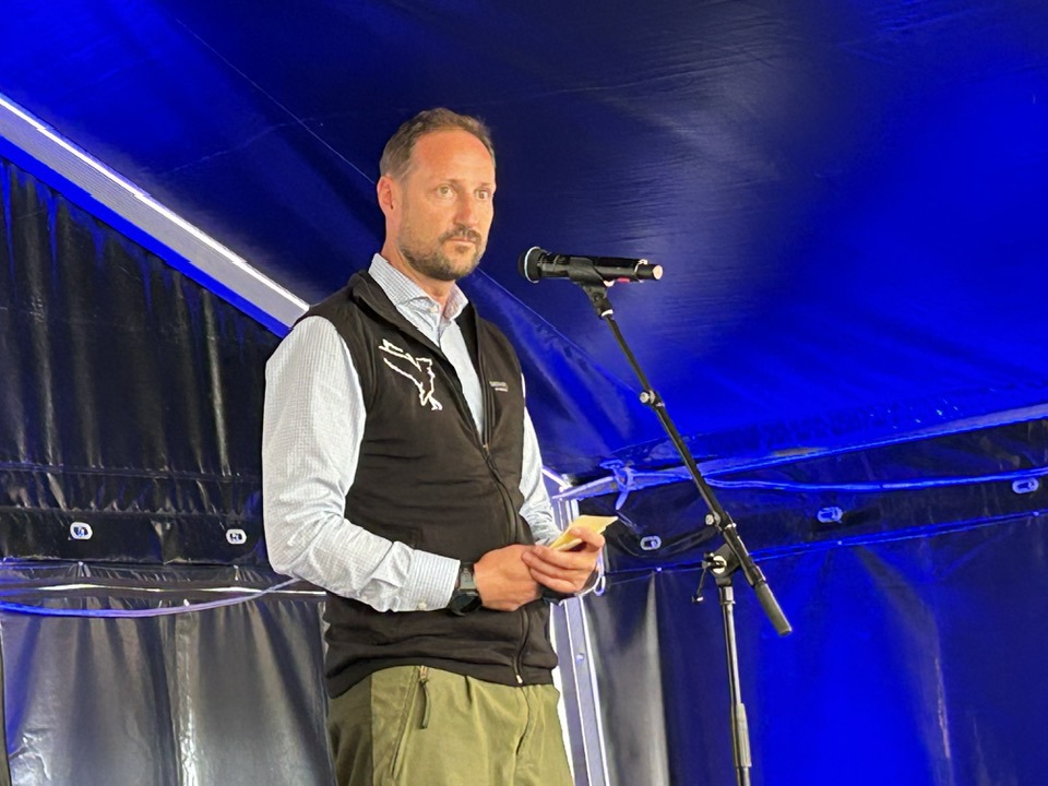HKH Kronprins Haakon Magnus under 100-årsjubileet for Fokstumyra naturreservat. Foto: Stian Jensen hkh kronprinsen hilsning 100-årsjubileet Fokstumyra.jpg