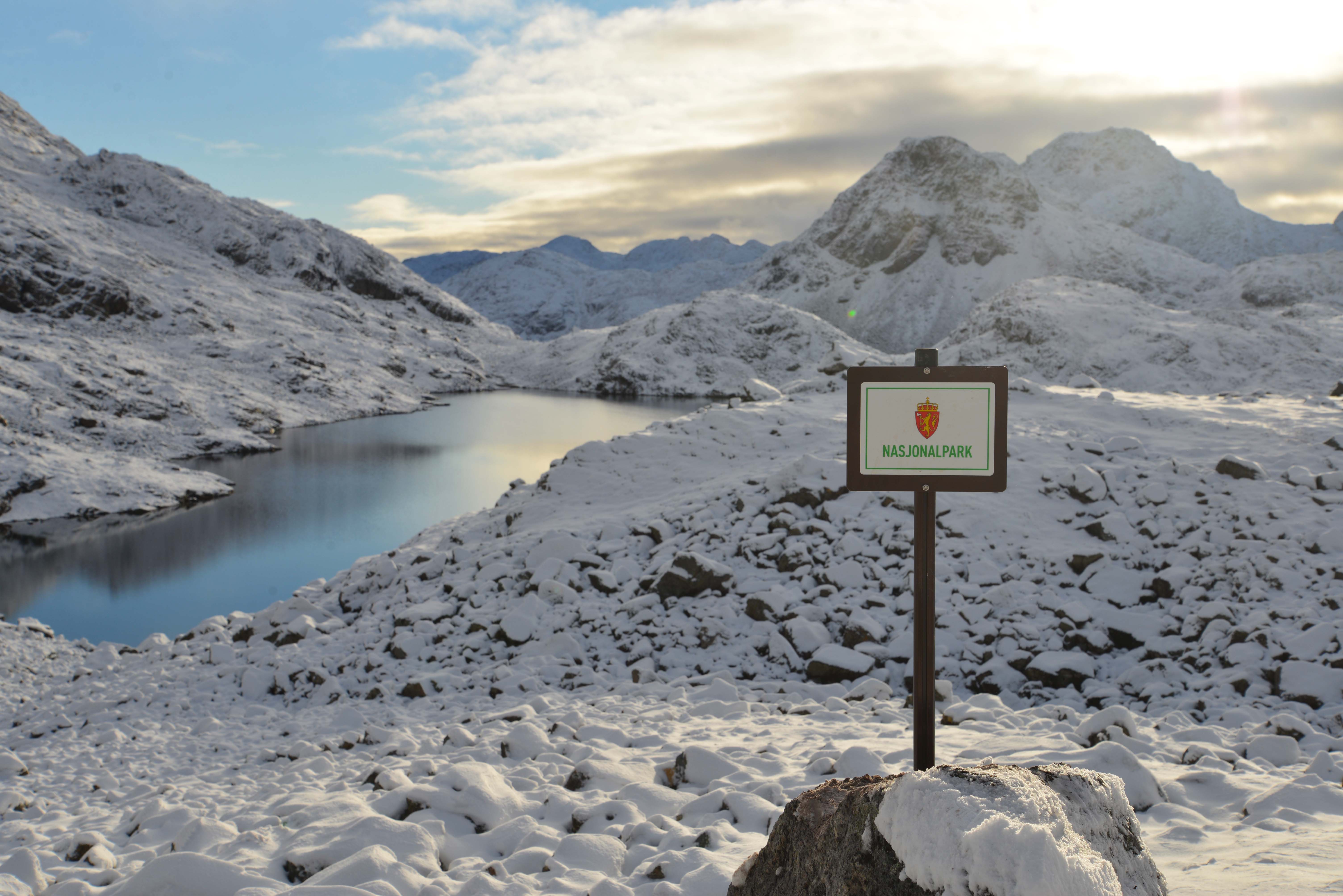 Fra Hønseby på nordre Seiland går det en merket sti på 8-9 km inn til nasjonalparkgrensen. Etter dette skiltet er det ingen merka sti eller åpne hytter. 