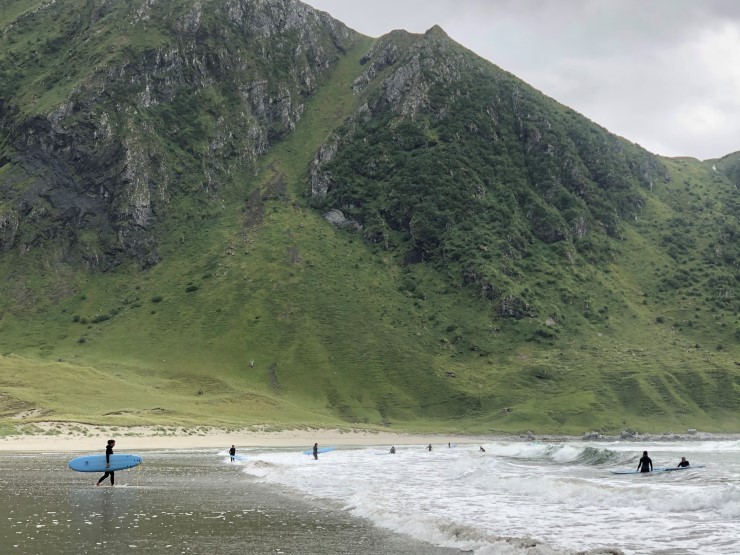 Ein vil framleis kunne surfe, symje, dykke, køyre båt, fiske og utøve andre friluftsaktivitetar i marine verneområde. Her er det god surfevind og mange som vil teste bølgjene i Hoddevika, Stad. 