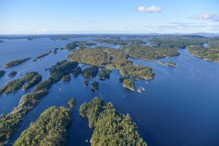 Lurefjorden og Lindåsosane marine verneområde er det første av sitt slag i fylket. Verneområdet ligg i kommunane Alver og Austreim. 
