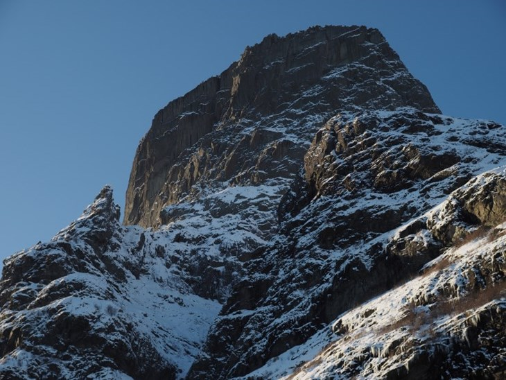 Fjell med snø på