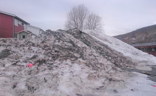 En haug med skitten brøytesnø