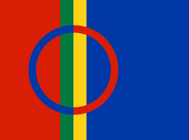 Det samiske flagget i rødt, blått, grønt og gult. 