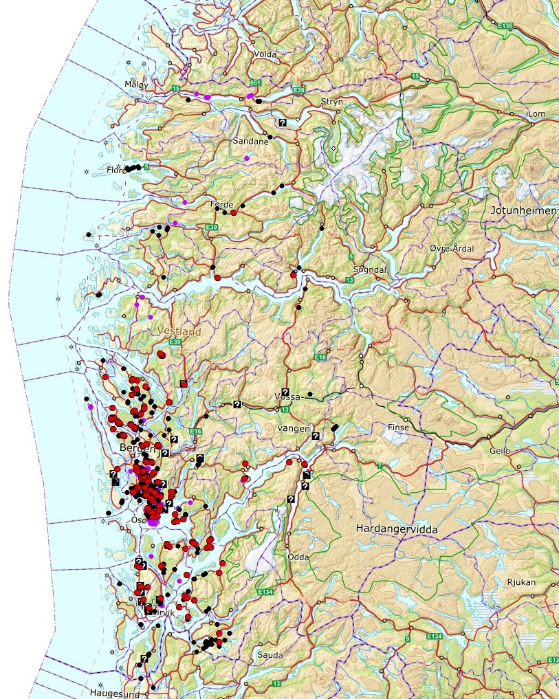 Vestamerikansk hemlokk i Vestland. Svart punkt = registrert førekomst, raudt punkt = førekomst med tiltak, lilla punkt = registrering frå Artskart pr. jan. 2021.