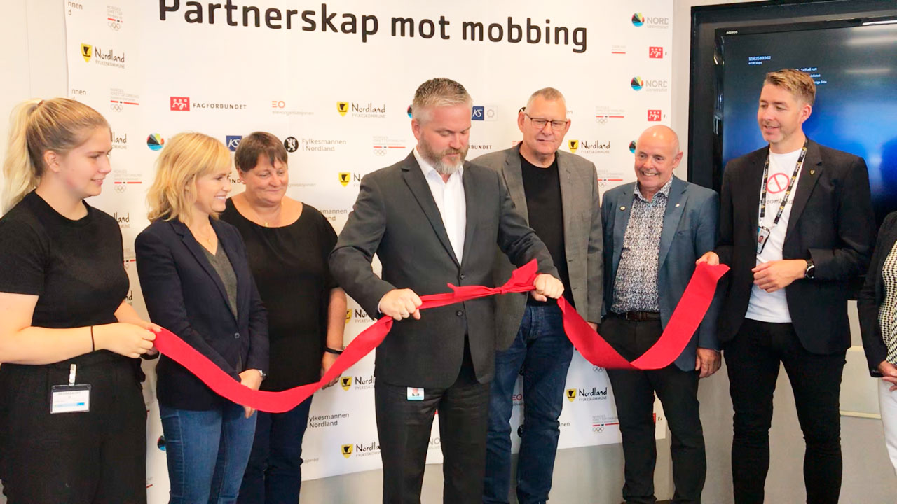Som et symbol på partnerskapet knyttet fylkesmann Tom Cato Karlsen båndet mellom samarbeidsaktørene.