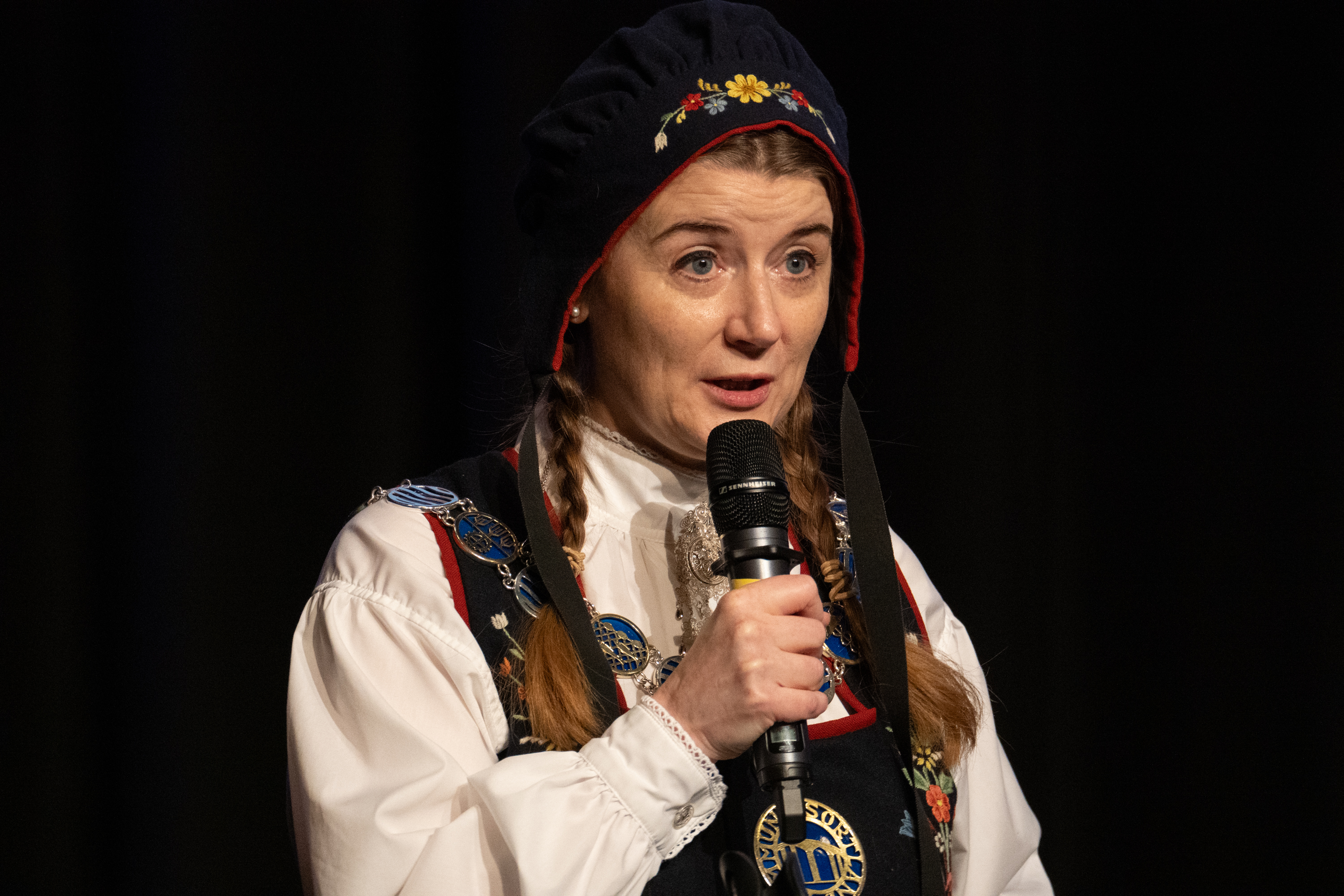 Kvinne i bunad holder tale.