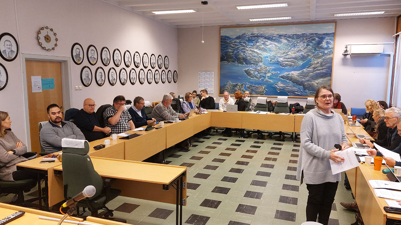 Fotografi av kommunestyresalen på rådhuset i Korgen. Møtedeltakere kommunedialogen med statsforvalteren 16. november 2023