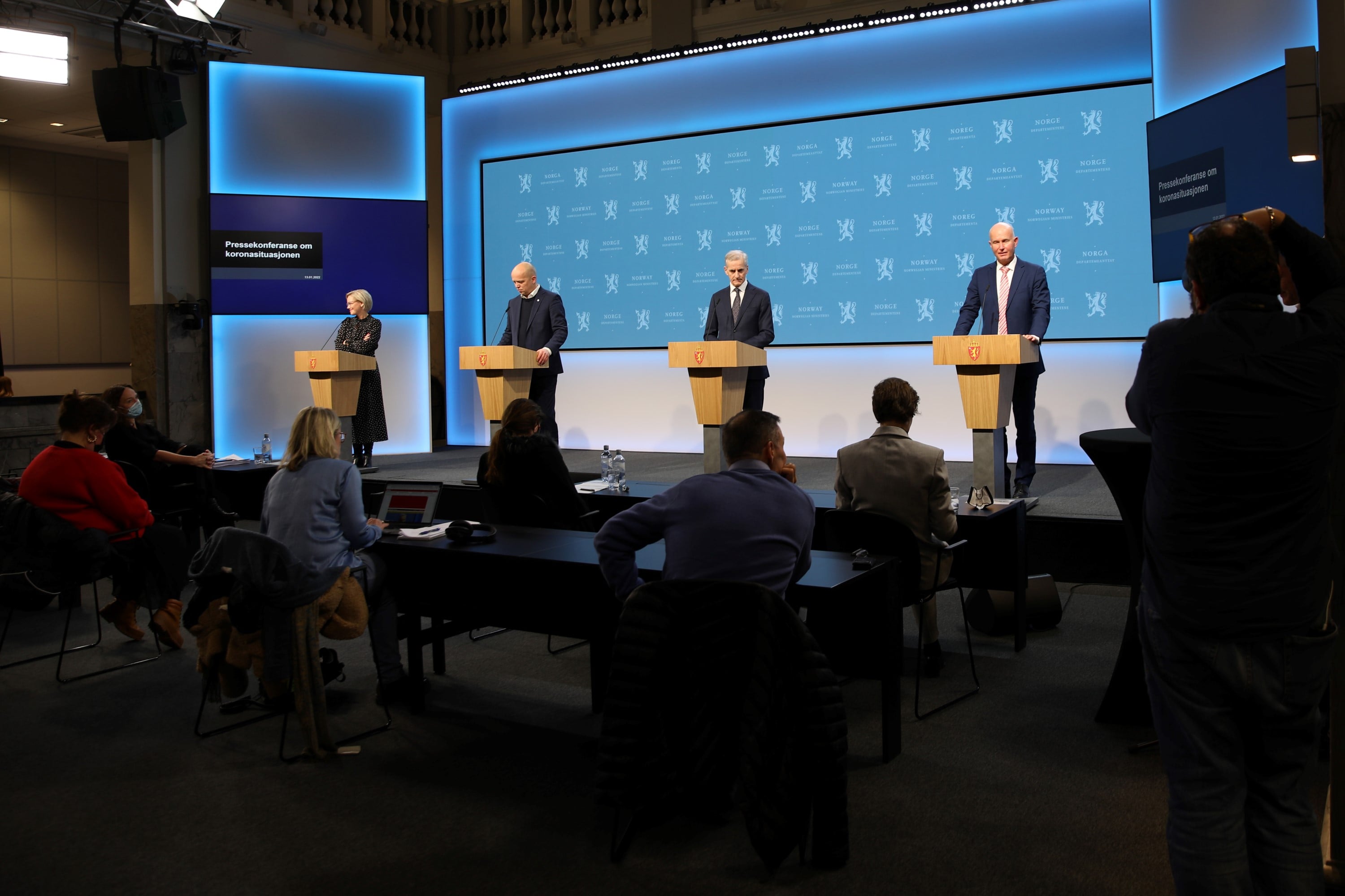 Helse- og omsorgsminister Ingvild Kjerkol, finansminister Trygve Slagsvold Vedum, statsminister Jonas Gahr Støre og helsedirektør Bjørn Guldvog.