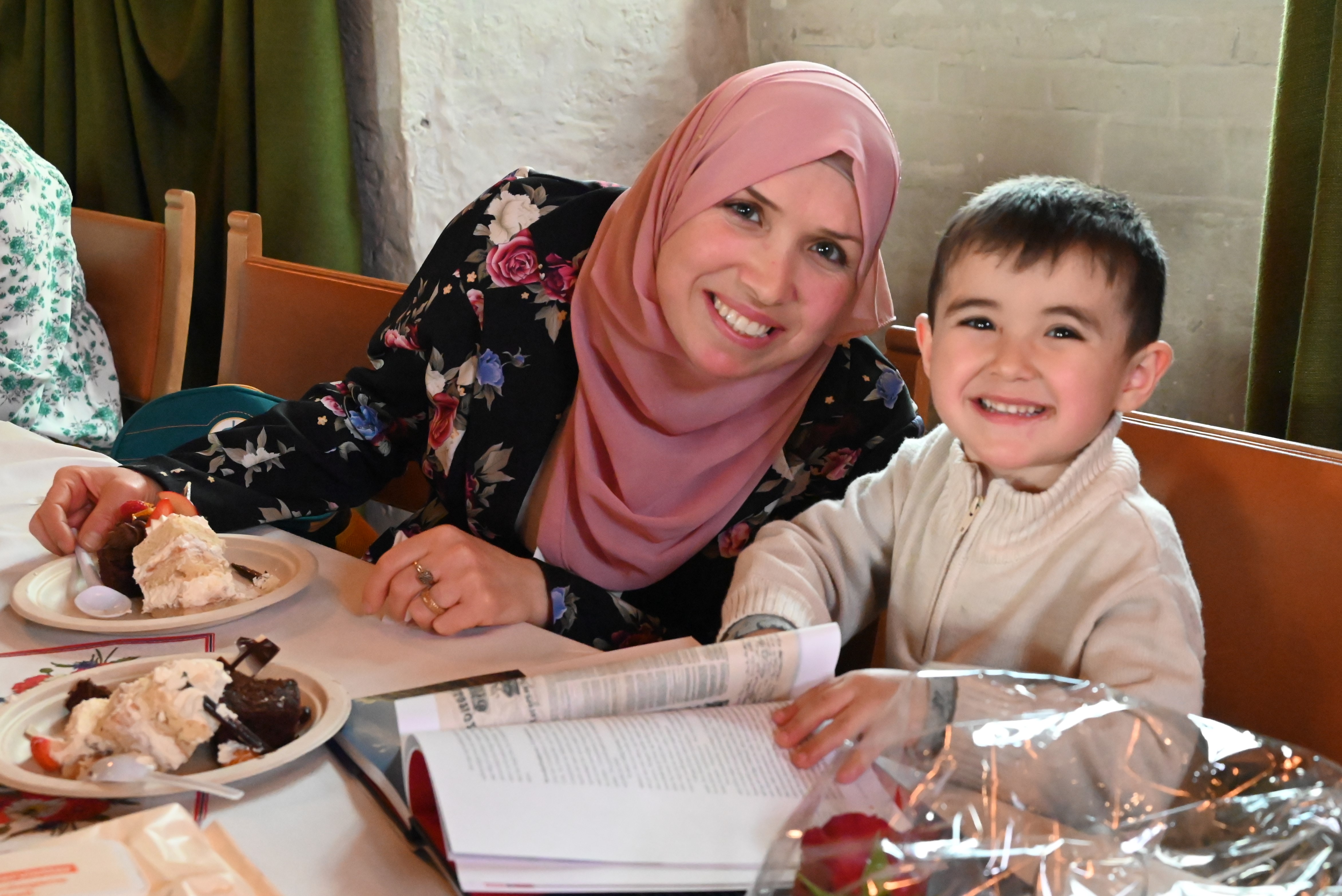 Suad og sønnen Yousuf (3) koser seg med kaffe, saft og kake etter at selve seremonien er ferdig. 