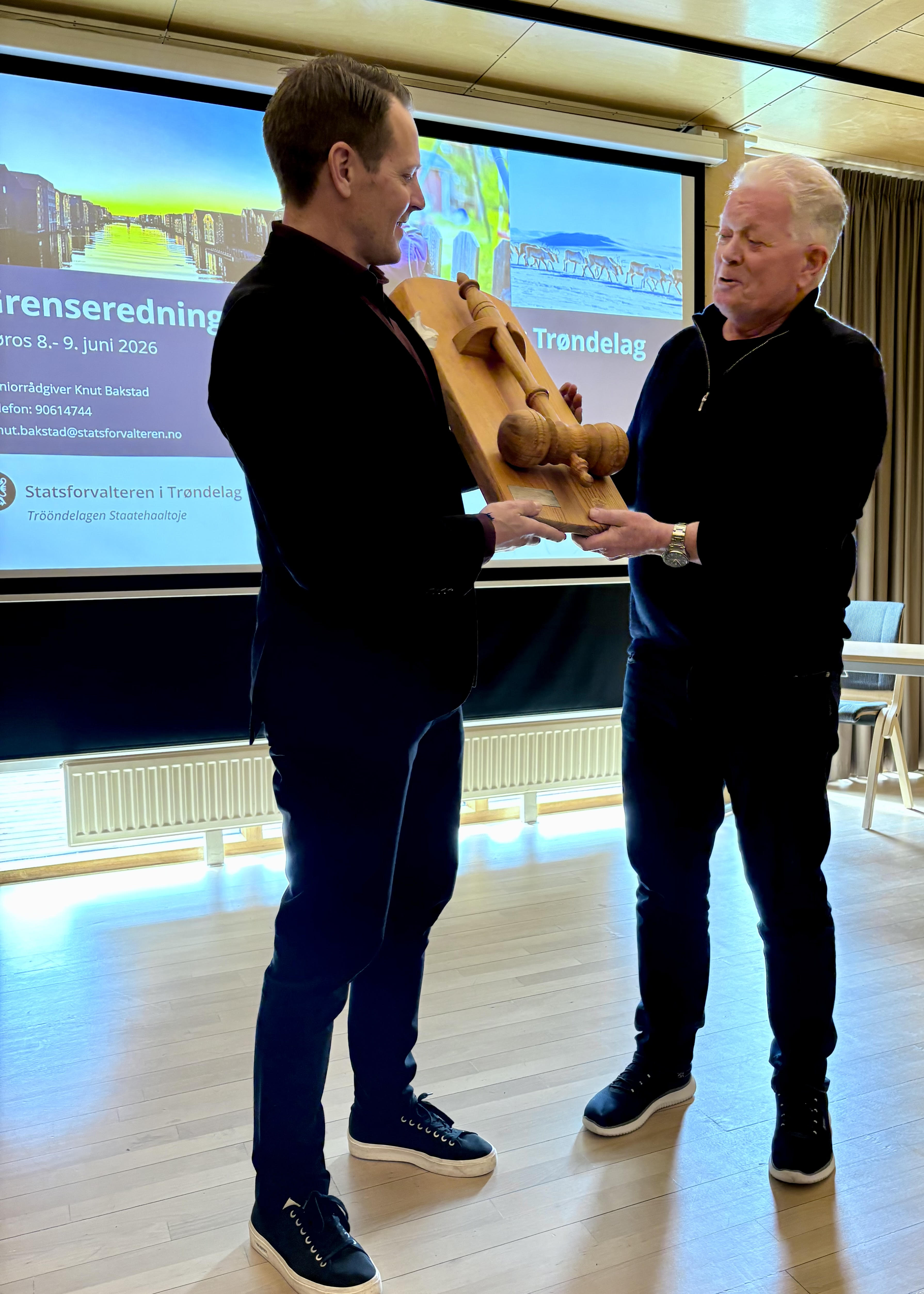 Björn Wickholm fra Länsstyrelsen i Jämtland overtar klubba fra Dag Otto Skar (Foto: Siri B Gellein/Statsforvalteren) Björn Wickholm fra Länsstyrelsen i Jämtland overtar klubba fra Dag Otto Skar