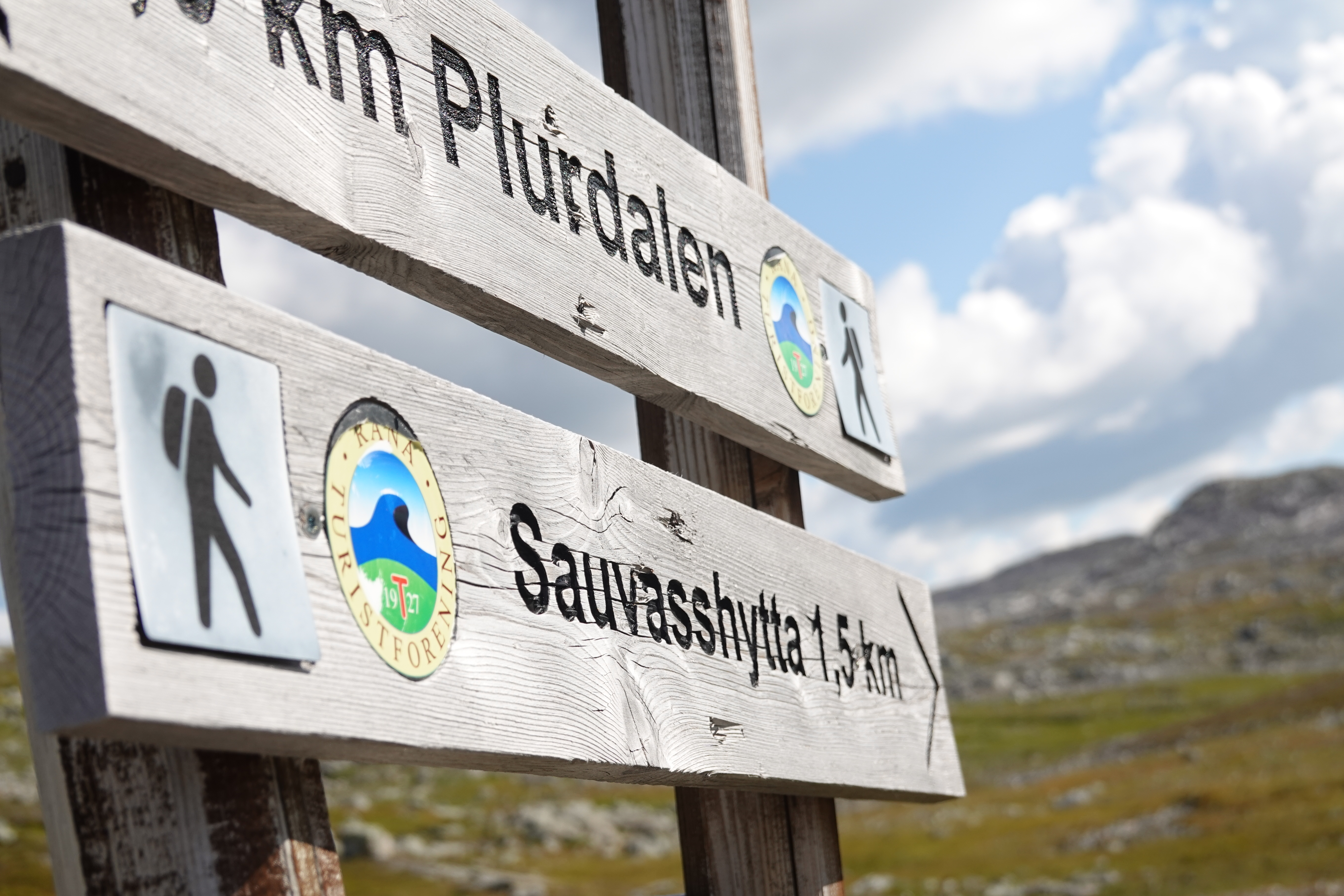 To bilder i et. Det ene viser to skilt som peker mot mål i naturen. Det andre viser to personer som går etter merket løype. 