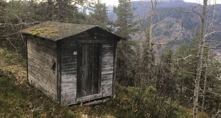 Det er ei lita jaktbu i øvre del av tilbodsområdet for frivillig skogvern. Denne skal framleis kunne være i bruk og halde ved like. Jakt, fangst og friluftsliv vil kunne halde fram om lag som før. 