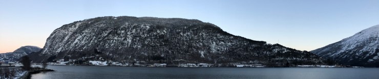 Grunneigarane langs Loftesnes har tilbydd store delar av det bratte partiet på biletet til frivillig skogvern. Området strekk seg frå kraftlinja og opp mot fjellet. 