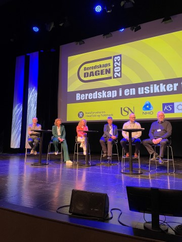 I panelet satt: Anniken Hauglie, viseadministrerende direktør i  NHO,  Geir Kjellsen, kommunalsjef Horten kommune, Grete Herlofsen, generalsekretær Redningsselskapet, Roy Sandvik, sjef PST Sør-Øst Politidistrikt, Jon Reiersen, førsteamanuensis USN, Roar Thon, fagdirektør Nasjonal sikkerhetsmyndighet og Harald Sunde, leder Totalberedskapskommisjonen.