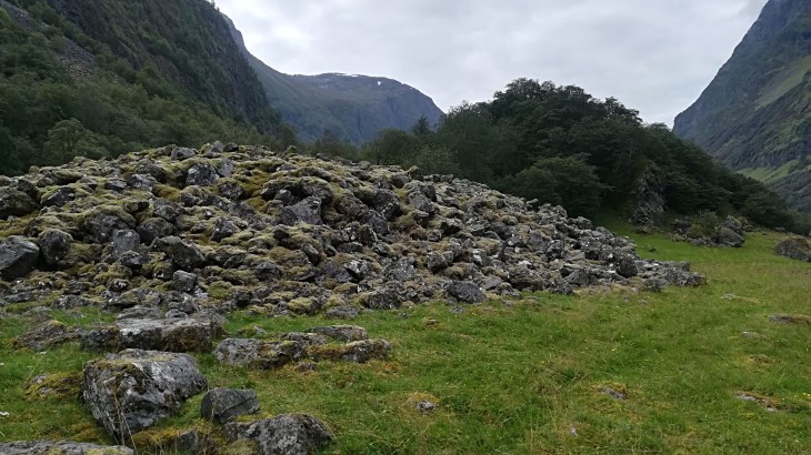 Bilde viser ei gravrøys 