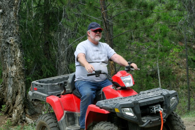 Illustrasjonsbilde - Voksen mann kjører ATV.