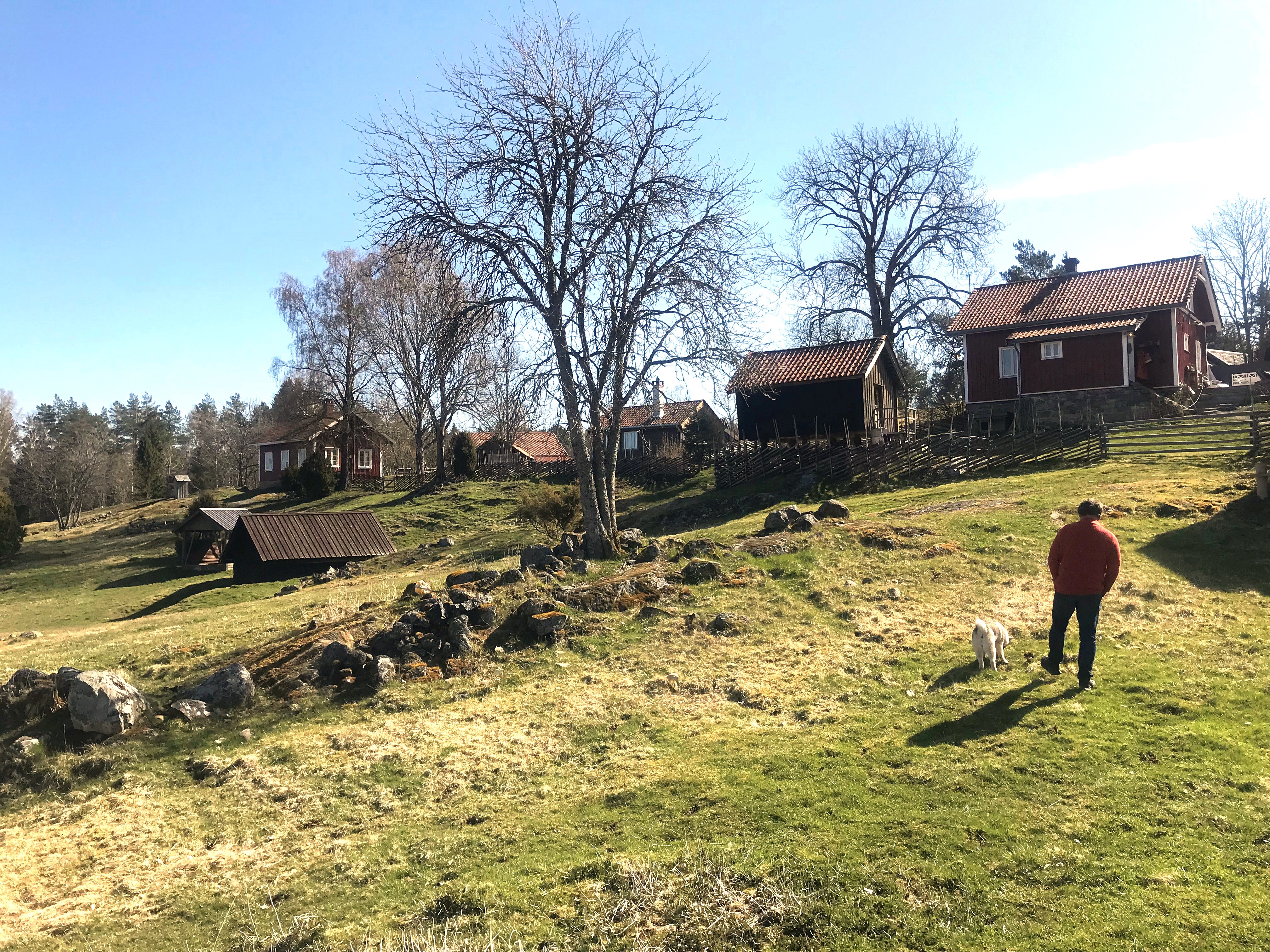 Gamle bygninger, kulturlandskap, blå himmel