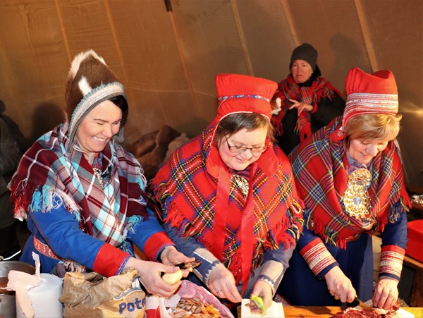 Heidi Eira, Siv Selnes Sara og Berit Anne Eira forbereder bidos i lavvoen. Foto: Kristine Østvold