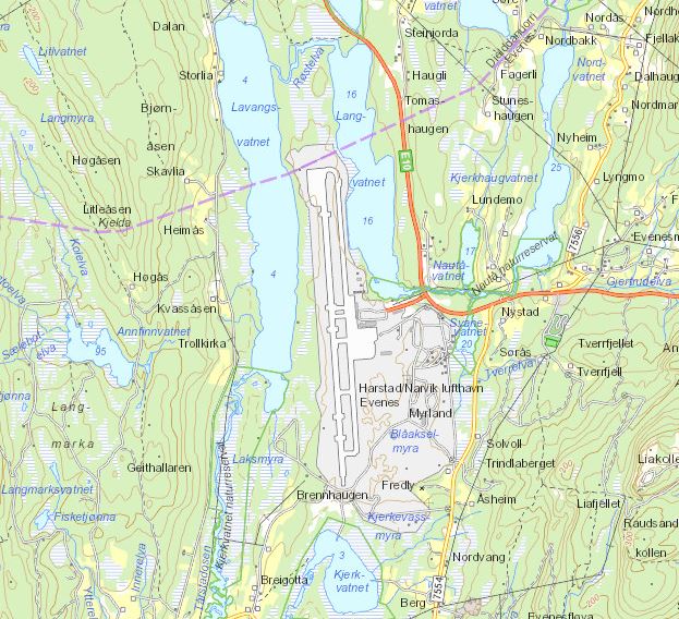 Langvatnet ligger tett på lufthavnen i nordøst, mens Kjerkvatnet ligger på den sørlige siden.