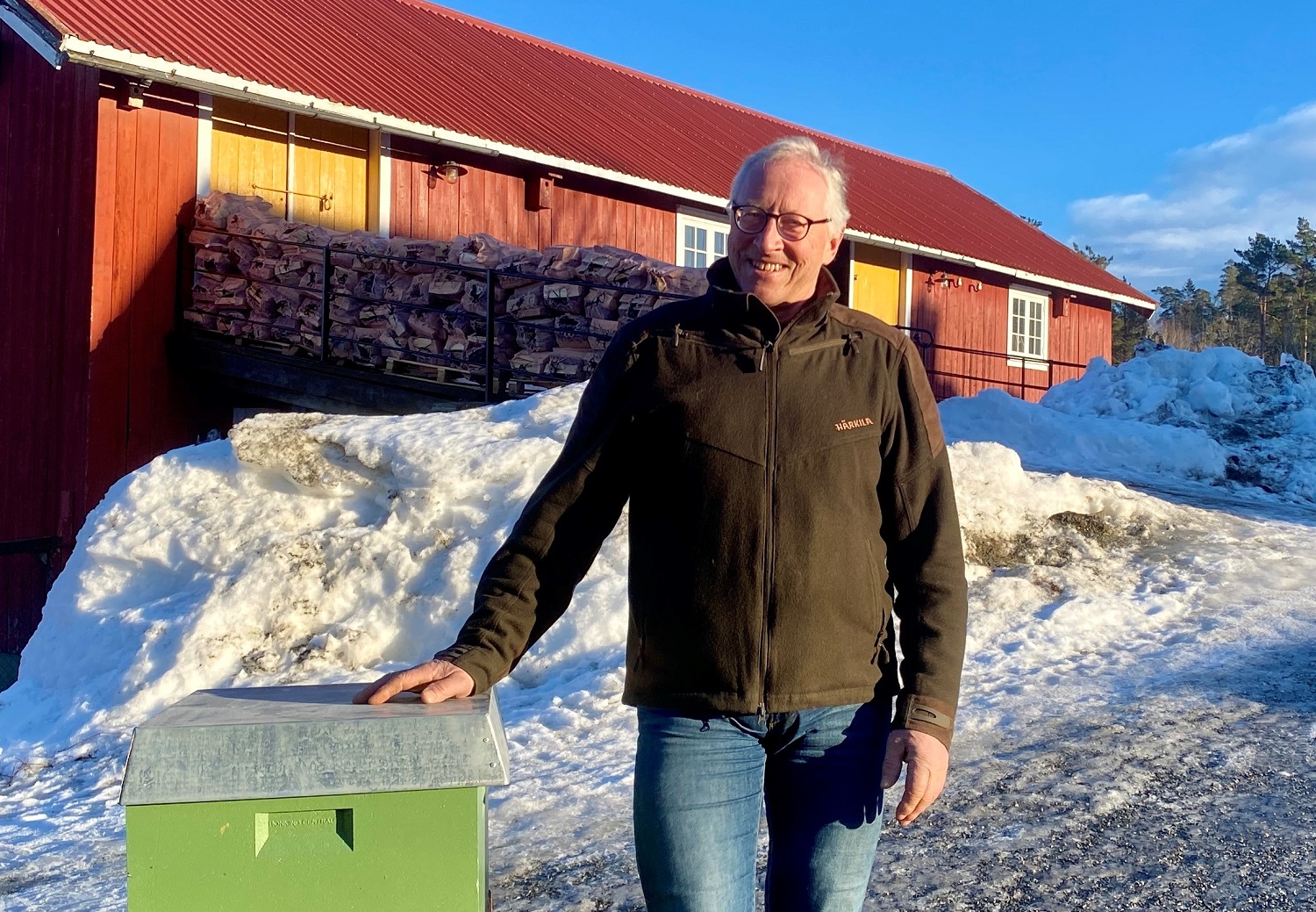 John Georg Songedal har investert i bikuber, slyngerom og lager. 