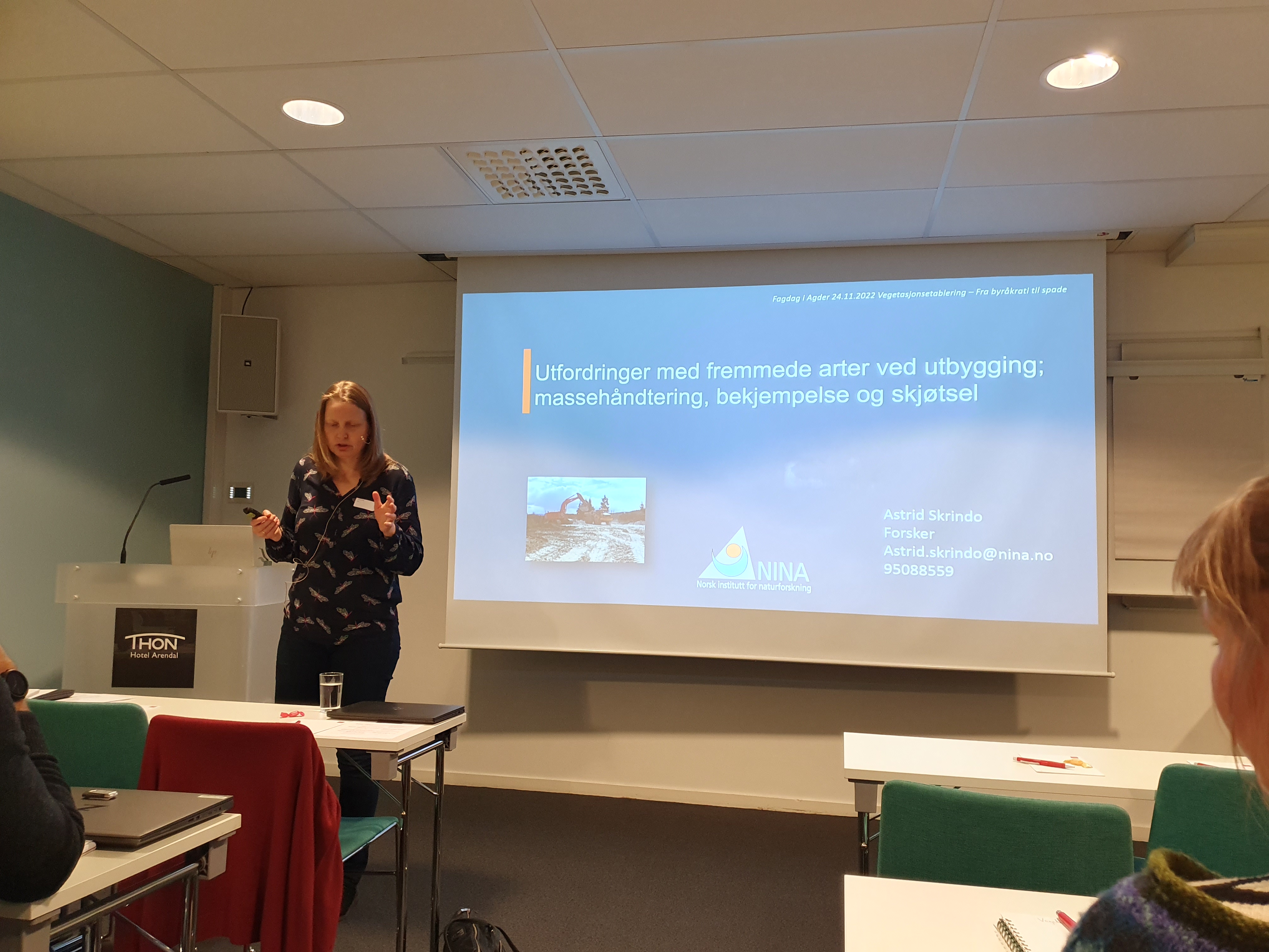 Astrid Skrindo fra NINA holdt to inspirerende foredrag om henholdsvis utfordringer med fremmede arter ved utbygging og om hvordan lykkes med naturlig revegetering 
og annen naturrestaurering.